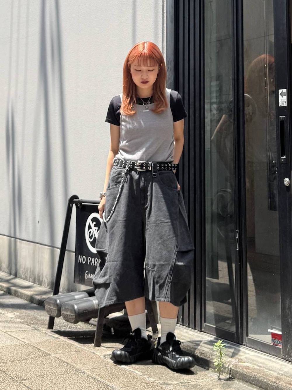 グレー系のデニムパンツ、ブルー系のTシャツ/カットソー、ブラック系のベルトを着用したレディースの夏コーディネートの3枚目の写真