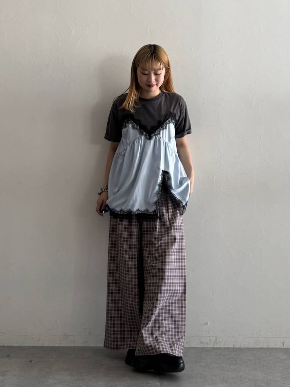 ブラック系のローファー、ピンク系のスラックス、グレー系のTシャツ/カットソーを着用したレディースの春コーディネートの4枚目の写真