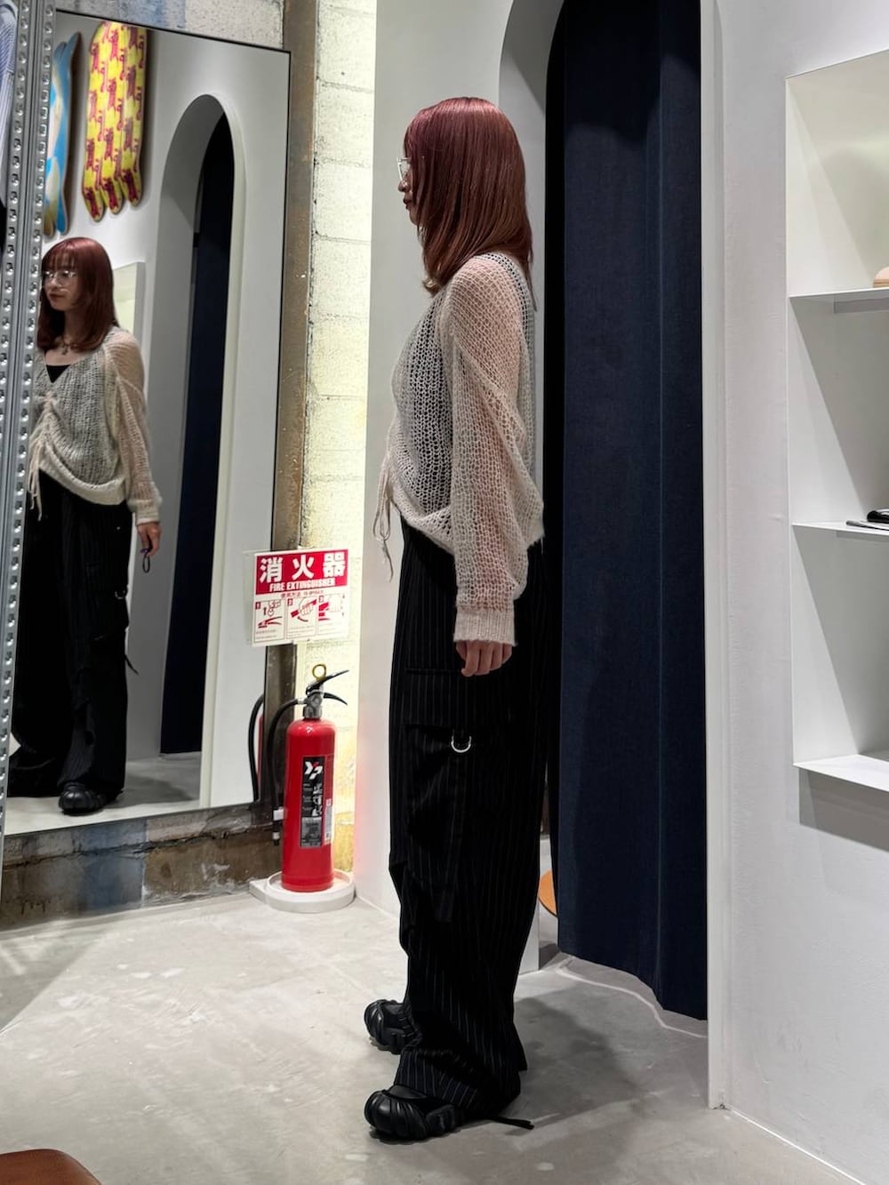 ホワイト系のニット/セーター、ブラック系のカーゴパンツ、ブラック系のタンクトップを着用したレディースの秋コーディネートの5枚目の写真