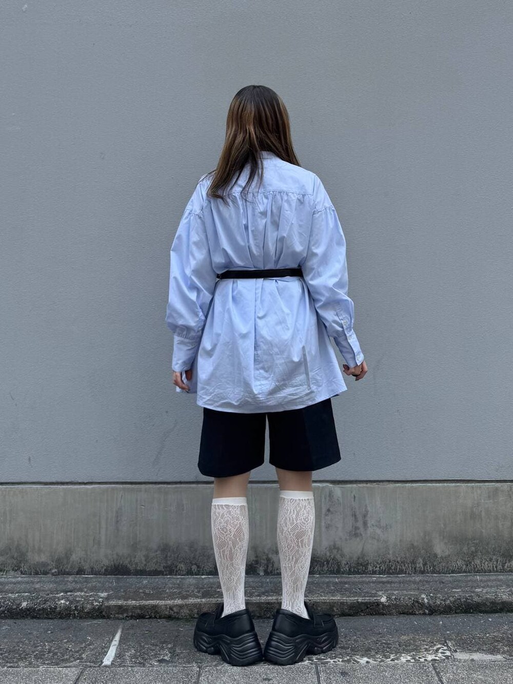 ブラック系のローファー、ブラック系のスラックス、ブルー系のシャツ/ブラウスを着用したレディースの春コーディネートの6枚目の写真