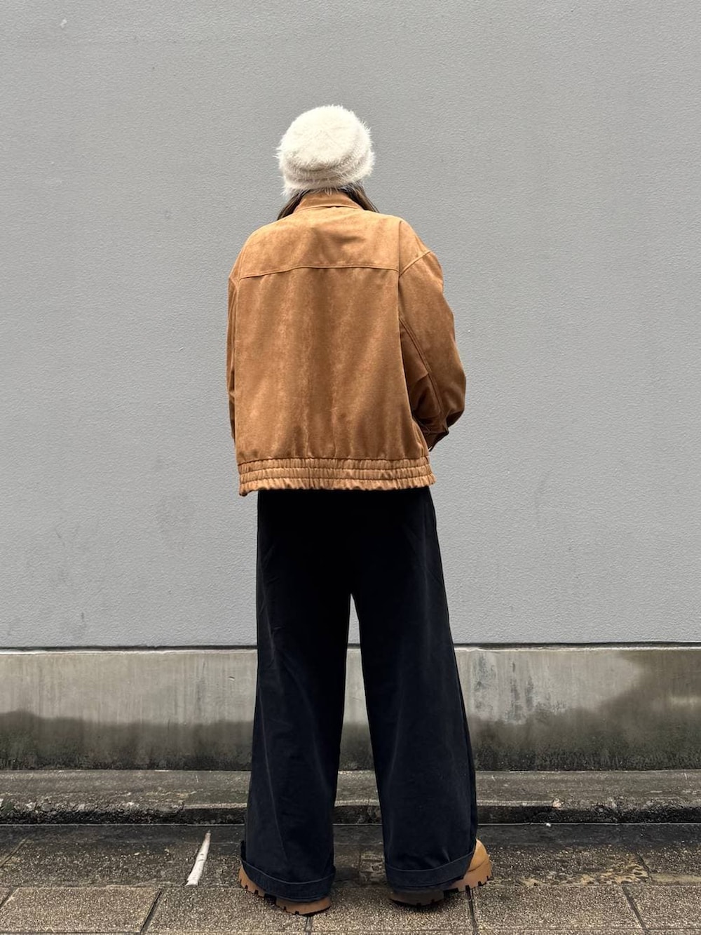 ブルー系のシャツ/ブラウス、ブラウン系のブルゾン、ブラック系のチノパンツを着用したレディースの春コーディネートの6枚目の写真