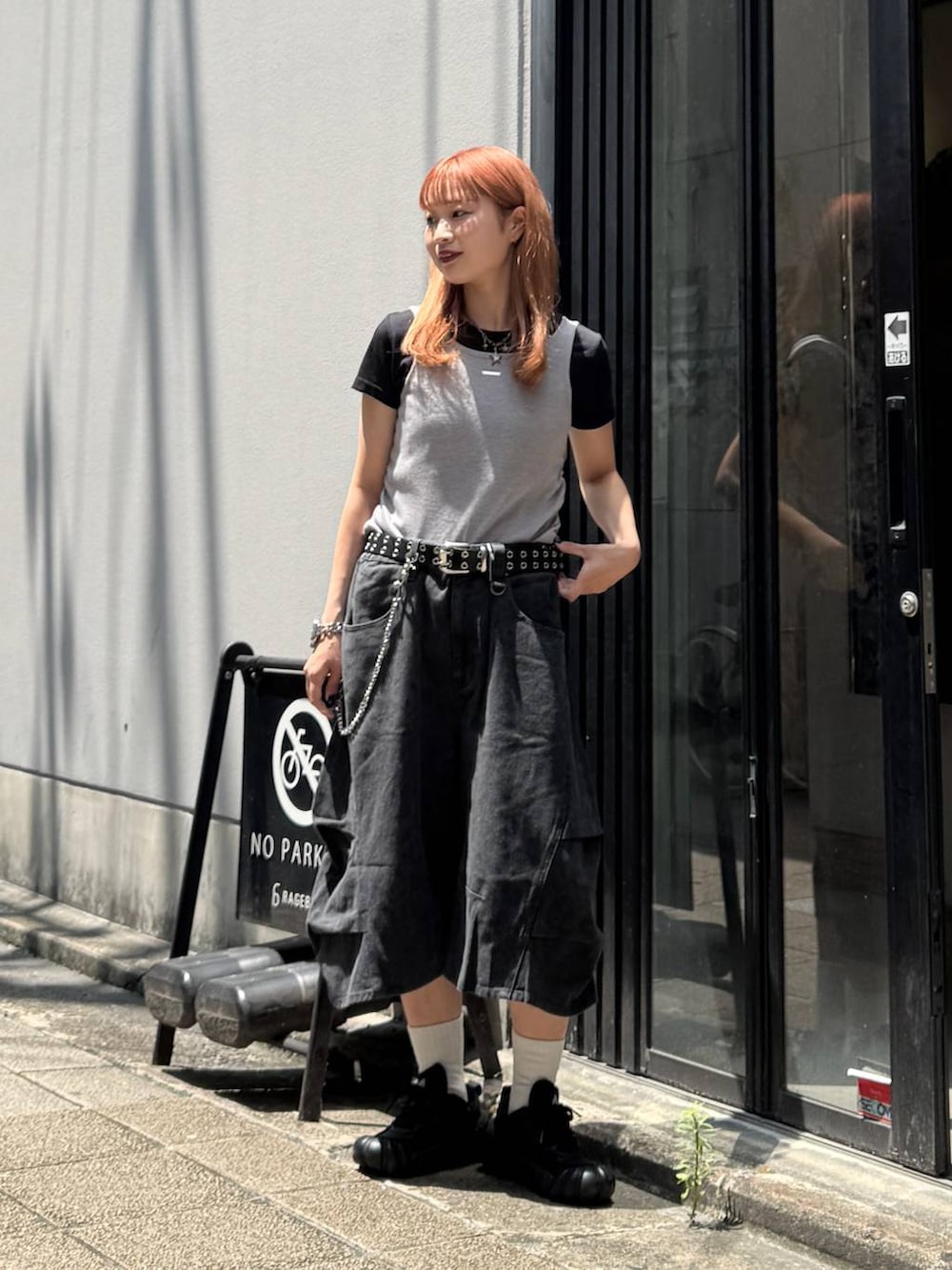 グレー系のデニムパンツ、ブルー系のTシャツ/カットソー、ブラック系のベルトを着用したレディースの夏コーディネートの4枚目の写真