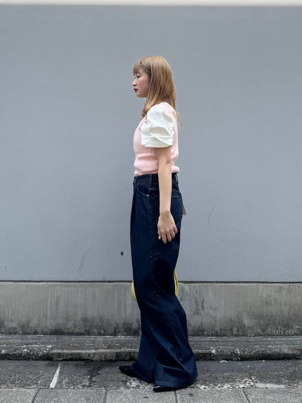 ブルー系のデニムパンツ、ホワイト系のTシャツ/カットソー、ブラック系のパンプスを着用したレディースの春コーディネートの7枚目の写真