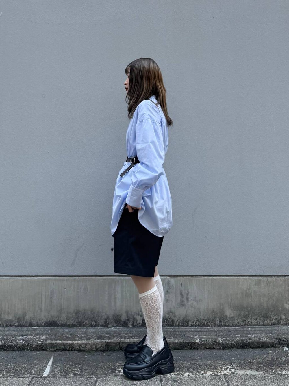 ブラック系のローファー、ブラック系のスラックス、ブルー系のシャツ/ブラウスを着用したレディースの春コーディネートの5枚目の写真
