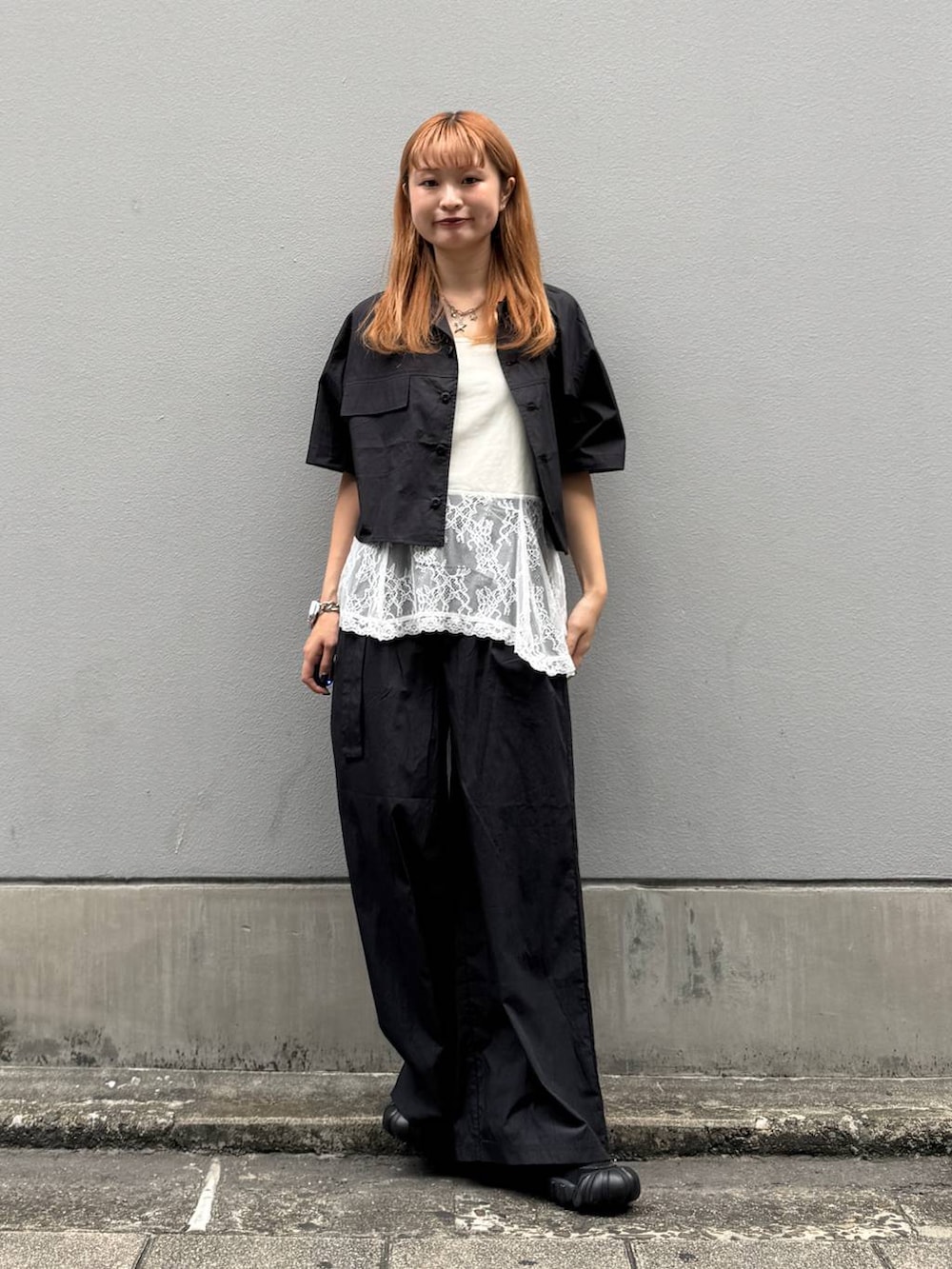 ホワイト系のTシャツ/カットソー、ブラック系のその他パンツ、ブラック系のシャツ/ブラウスを着用したレディースの夏コーディネートの2枚目の写真