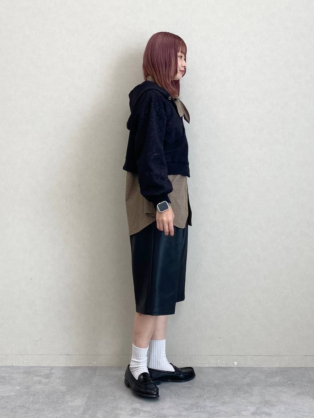 ブラウン系のシャツ/ブラウス、ブラック系のその他パンツ、ブラック系のパーカーを着用したレディースの秋コーディネートの6枚目の写真