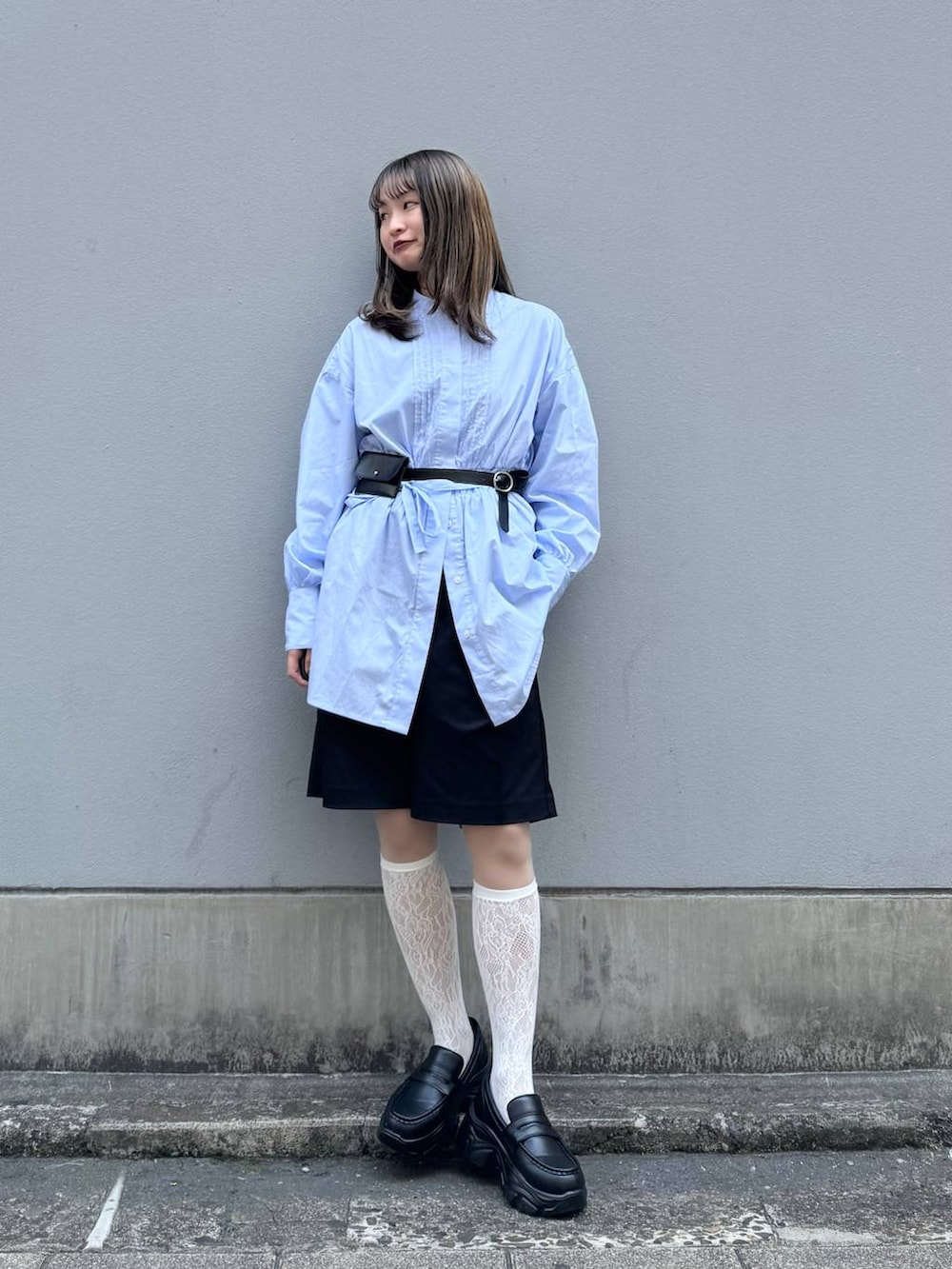 ブラック系のローファー、ブラック系のスラックス、ブルー系のシャツ/ブラウスを着用したレディースの春コーディネートの2枚目の写真