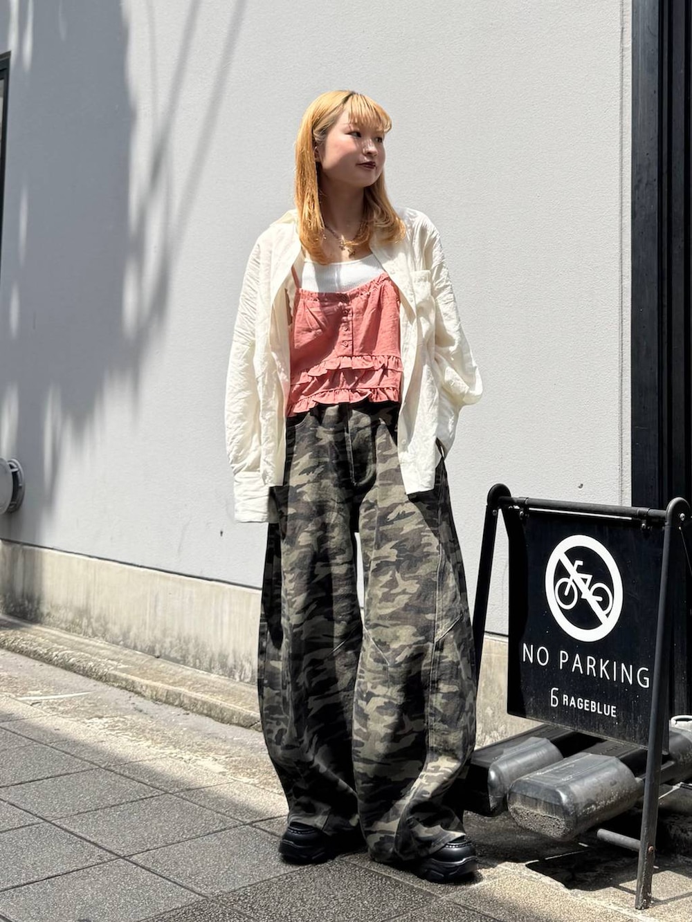 ブラック系のローファー、ホワイト系のTシャツ/カットソー、ホワイト系のシャツ/ブラウスを着用したレディースの夏コーディネートの2枚目の写真