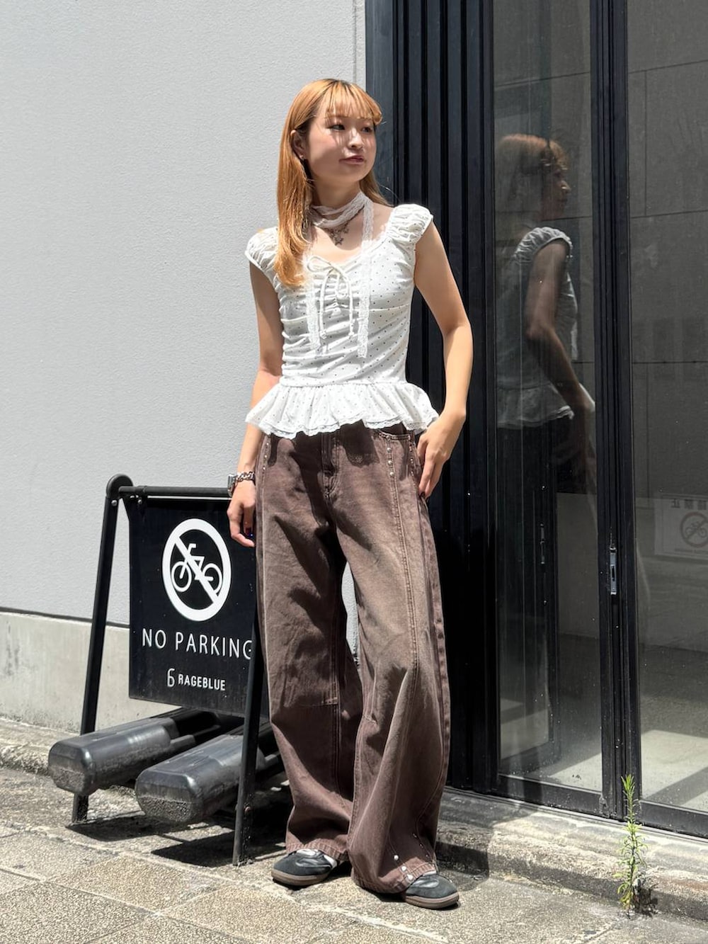 ブラウン系のデニムパンツ、ホワイト系のTシャツ/カットソーを着用したレディースの夏コーディネートの4枚目の写真