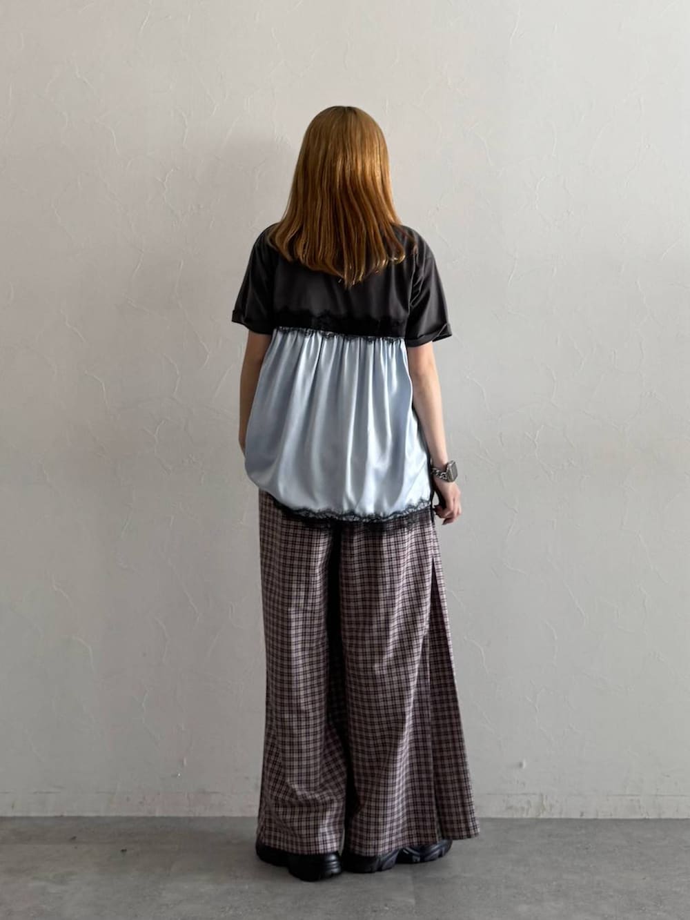 ブラック系のローファー、ピンク系のスラックス、グレー系のTシャツ/カットソーを着用したレディースの春コーディネートの7枚目の写真