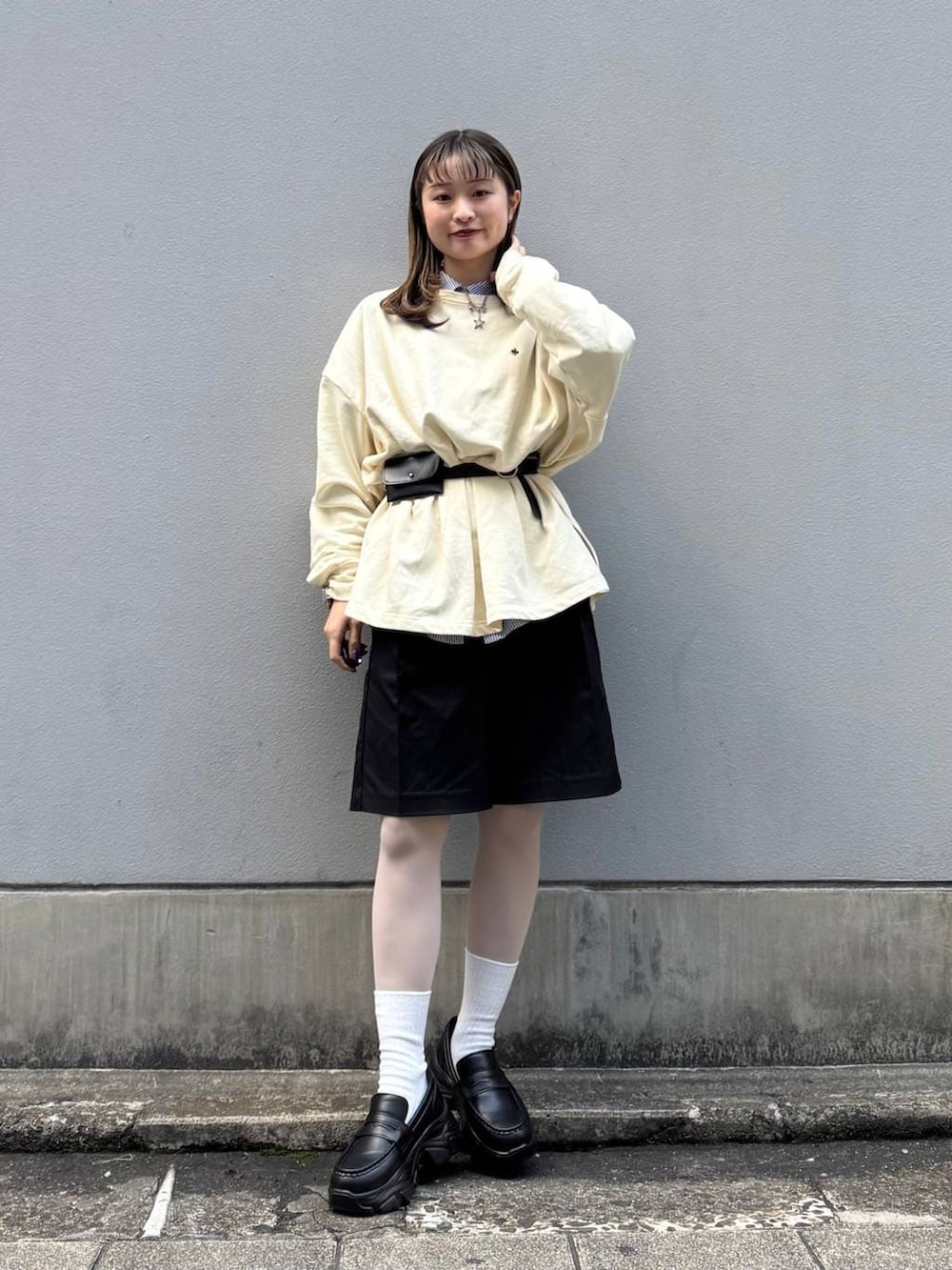 ブラック系のローファー、ブラック系のスラックス、ブルー系のシャツ/ブラウスを着用したレディースの春コーディネートの3枚目の写真