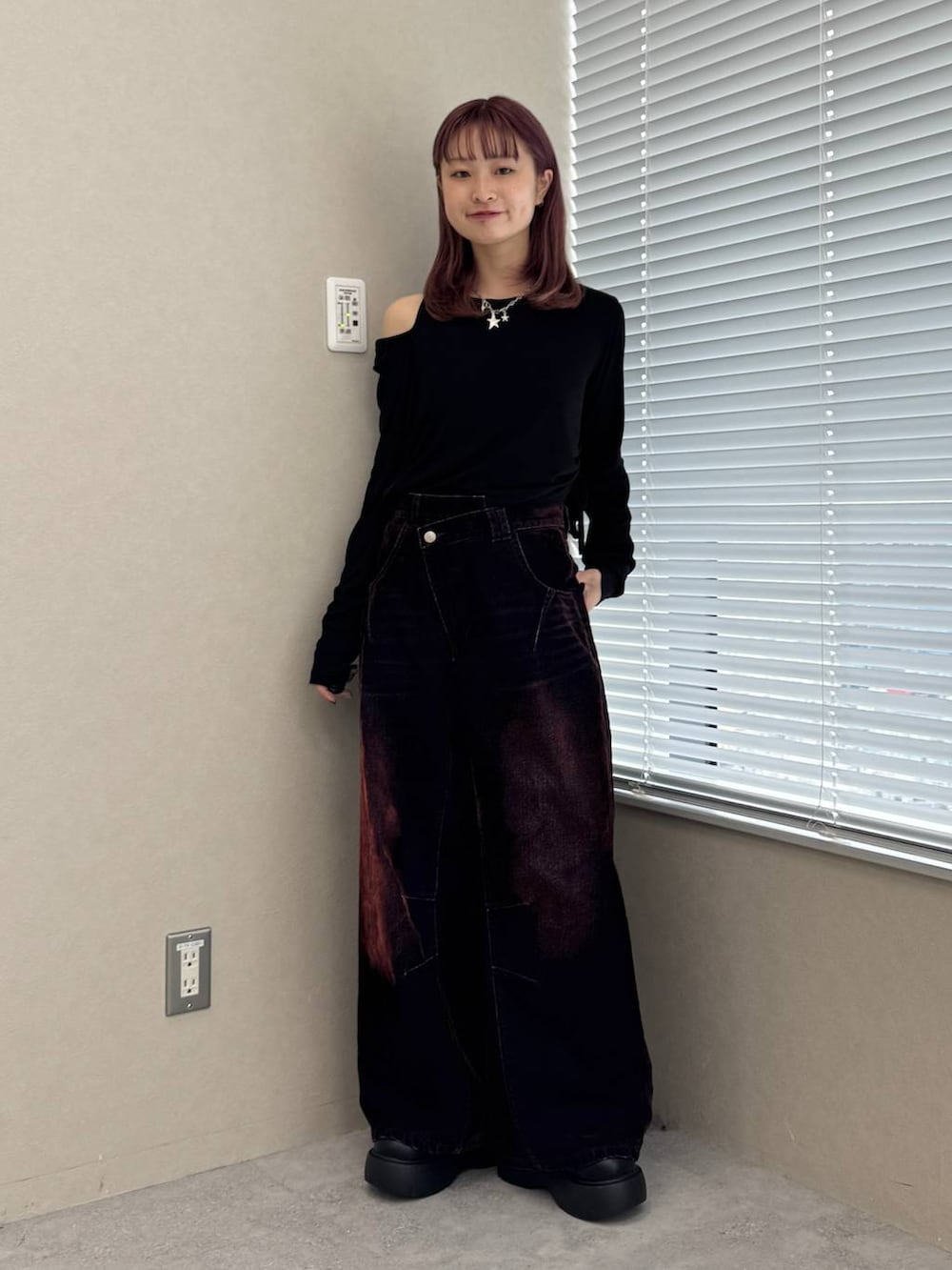 ブラック系のTシャツ/カットソー、レッド系のデニムパンツを着用したレディースの秋コーディネートの5枚目の写真