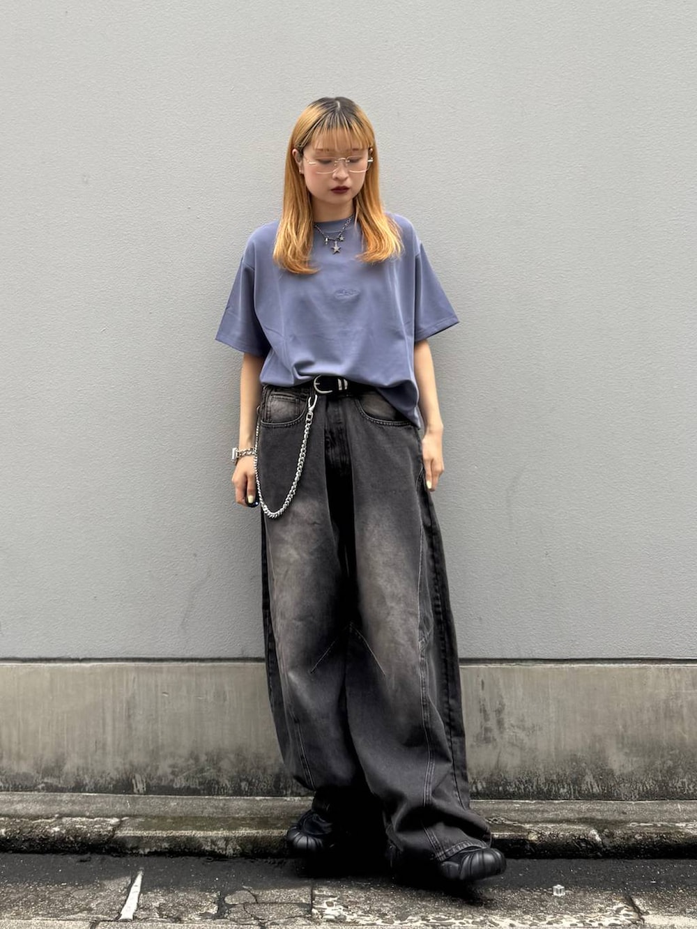 ブラック系のデニムパンツ、ブルー系のTシャツ/カットソー、グレー系のサングラスを着用したレディースの夏コーディネートの3枚目の写真