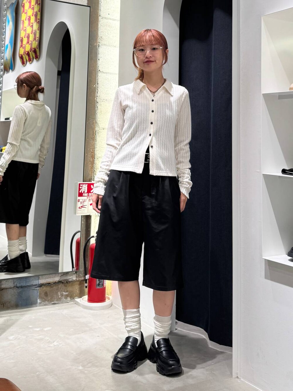ブラック系のその他パンツ、ホワイト系のカーディガン/ボレロ、ホワイト系のソックス/靴下を着用したレディースの秋コーディネートの3枚目の写真