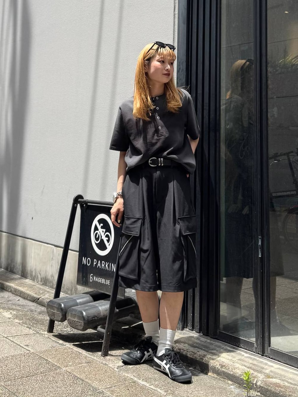 ブラック系のTシャツ/カットソー、ブラック系のカーゴパンツ、ブラック系のサングラスを着用したレディースの夏コーディネートの5枚目の写真