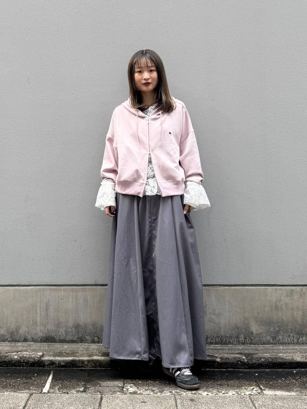 ホワイト系のTシャツ/カットソー、グレー系のスカート、ピンク系のパーカーを着用したレディースの春コーディネートの2枚目の写真