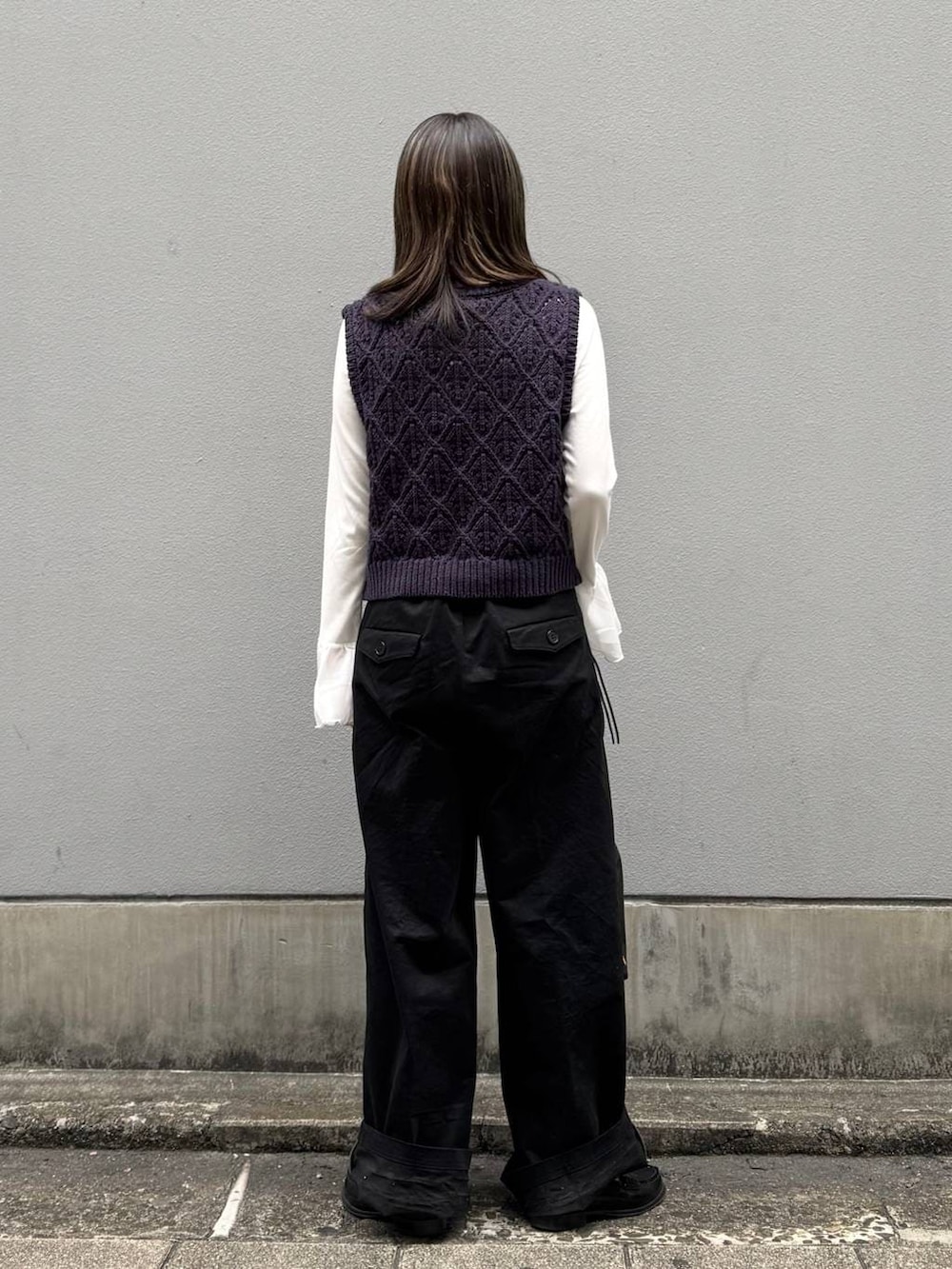 ブラック系のショルダーバッグ、ブラック系のチノパンツ、ホワイト系のTシャツ/カットソーを着用したレディースの春コーディネートの6枚目の写真