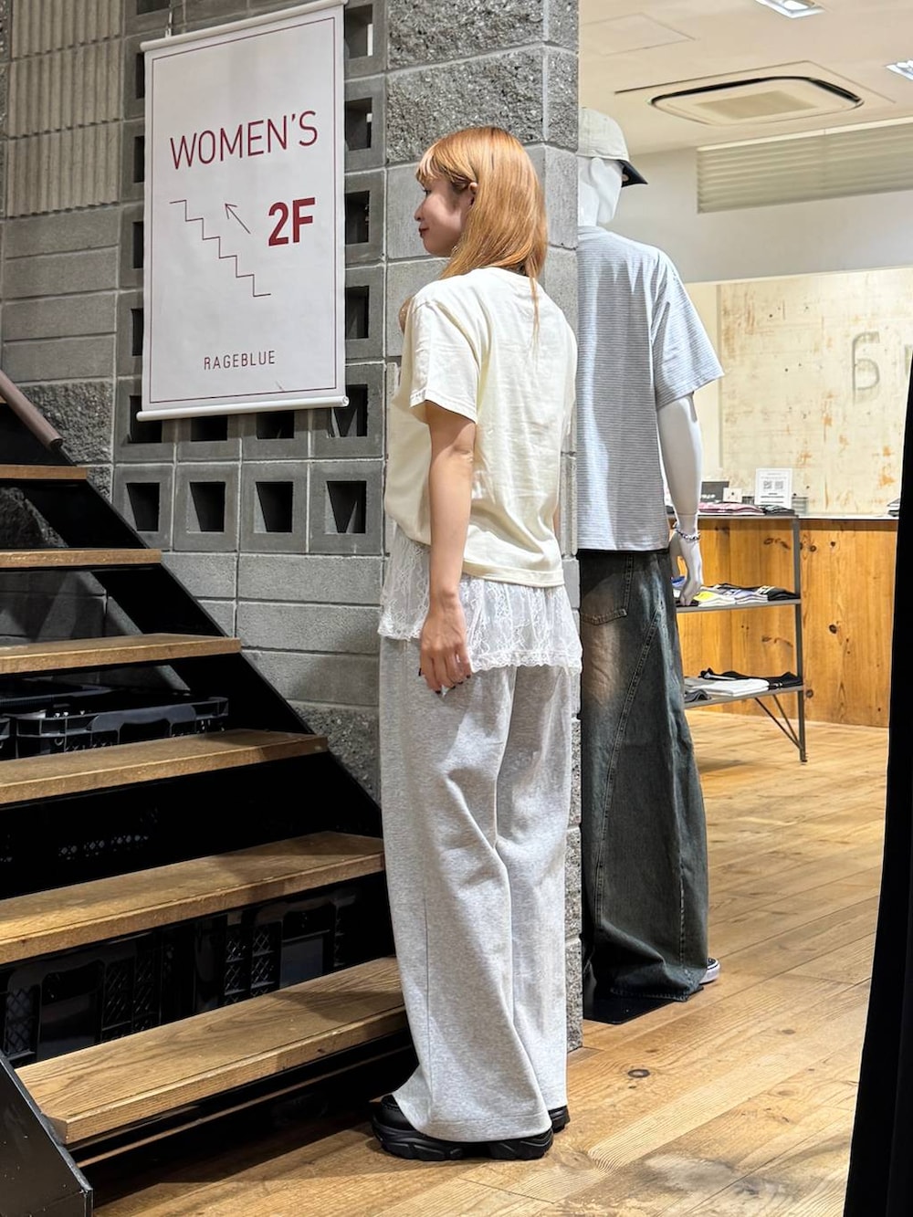 ホワイト系のTシャツ/カットソー、ホワイト系のTシャツ/カットソー、グレー系のスウェットパンツを着用したレディースの夏コーディネートの4枚目の写真