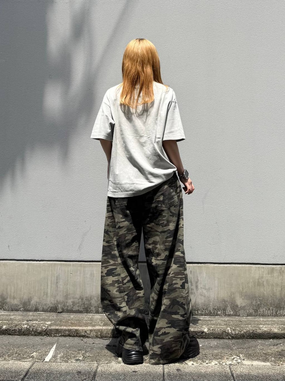 ブラック系のローファー、ホワイト系のTシャツ/カットソー、グリーン系のデニムパンツを着用したレディースの春コーディネートの6枚目の写真