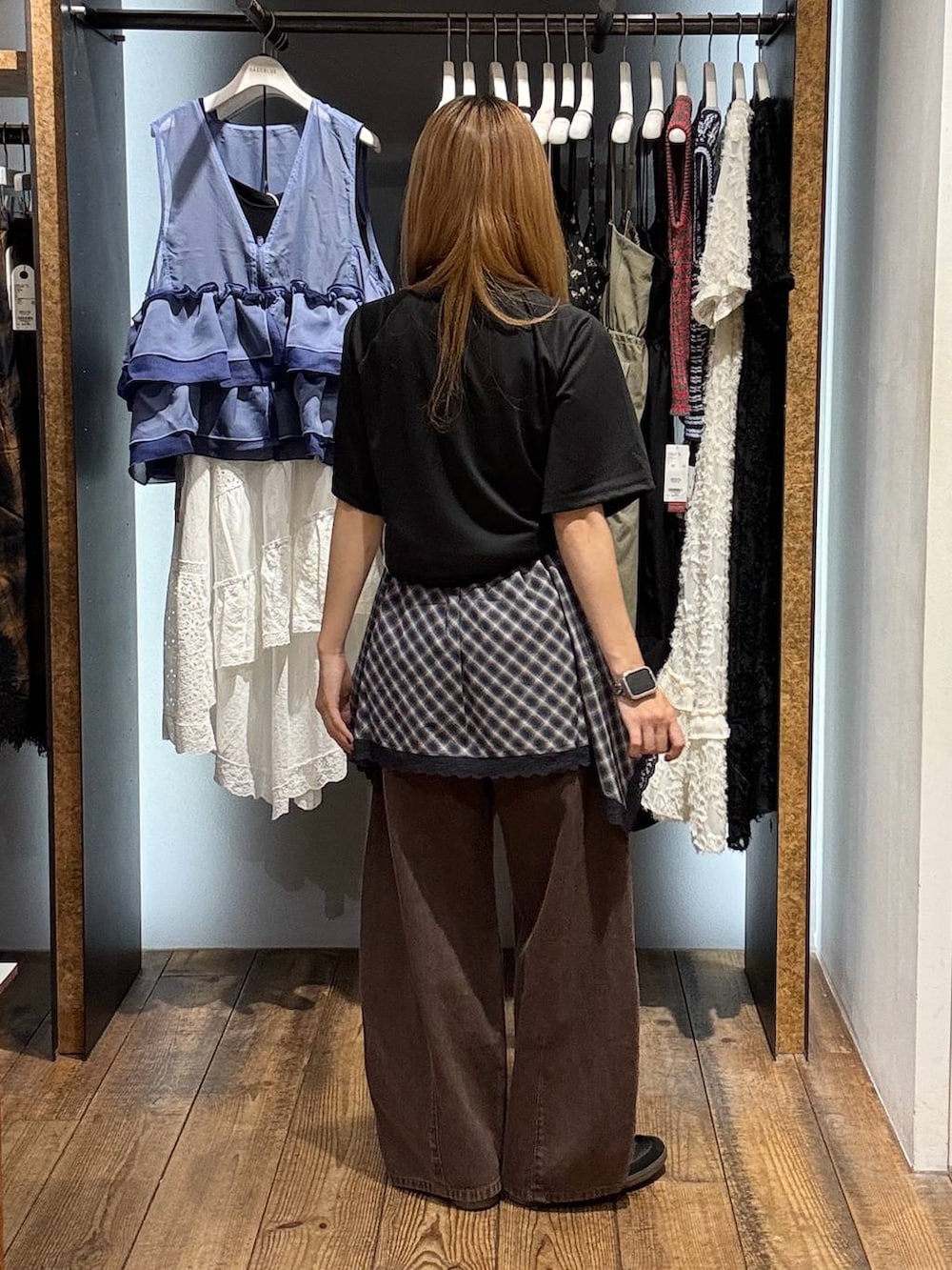 ブラック系のTシャツ/カットソー、ブラウン系のデニムパンツ、ブルー系のキャミソールを着用したレディースの夏コーディネートの5枚目の写真