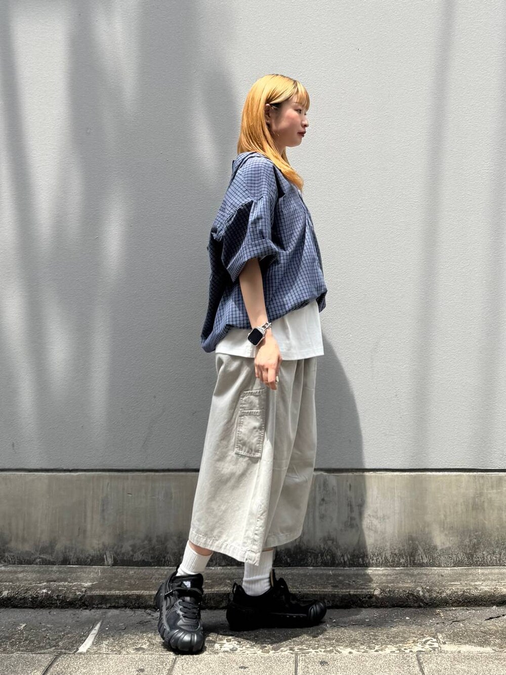グレー系のその他パンツ、ホワイト系のTシャツ/カットソー、ブルー系のシャツ/ブラウスを着用したレディースの夏コーディネートの7枚目の写真