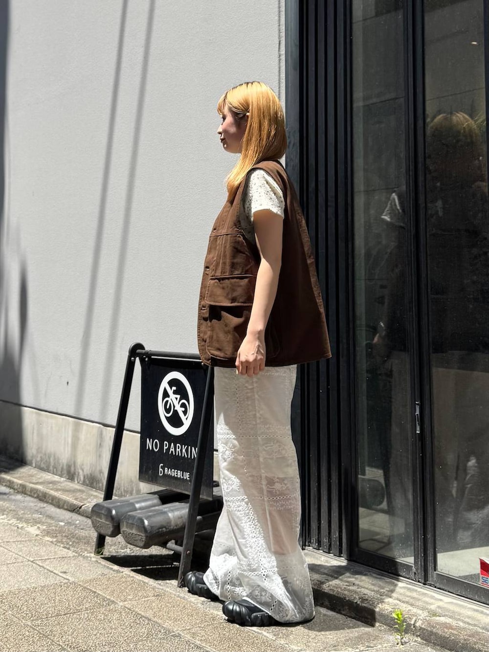 ホワイト系のその他パンツ、ブラウン系のベスト、ホワイト系のTシャツ/カットソーを着用したレディースの夏コーディネートの5枚目の写真