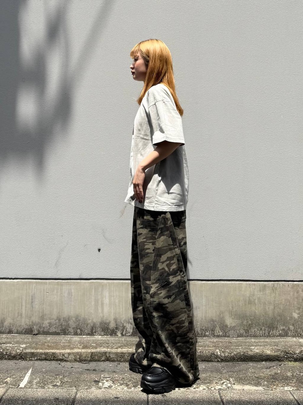 ブラック系のローファー、ホワイト系のTシャツ/カットソー、グリーン系のデニムパンツを着用したレディースの春コーディネートの5枚目の写真