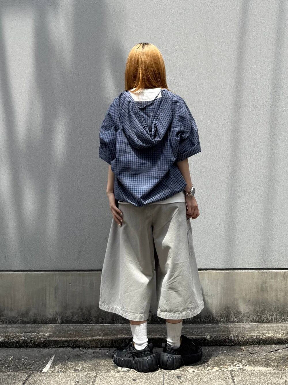 グレー系のその他パンツ、ホワイト系のTシャツ/カットソー、ブルー系のシャツ/ブラウスを着用したレディースの夏コーディネートの6枚目の写真