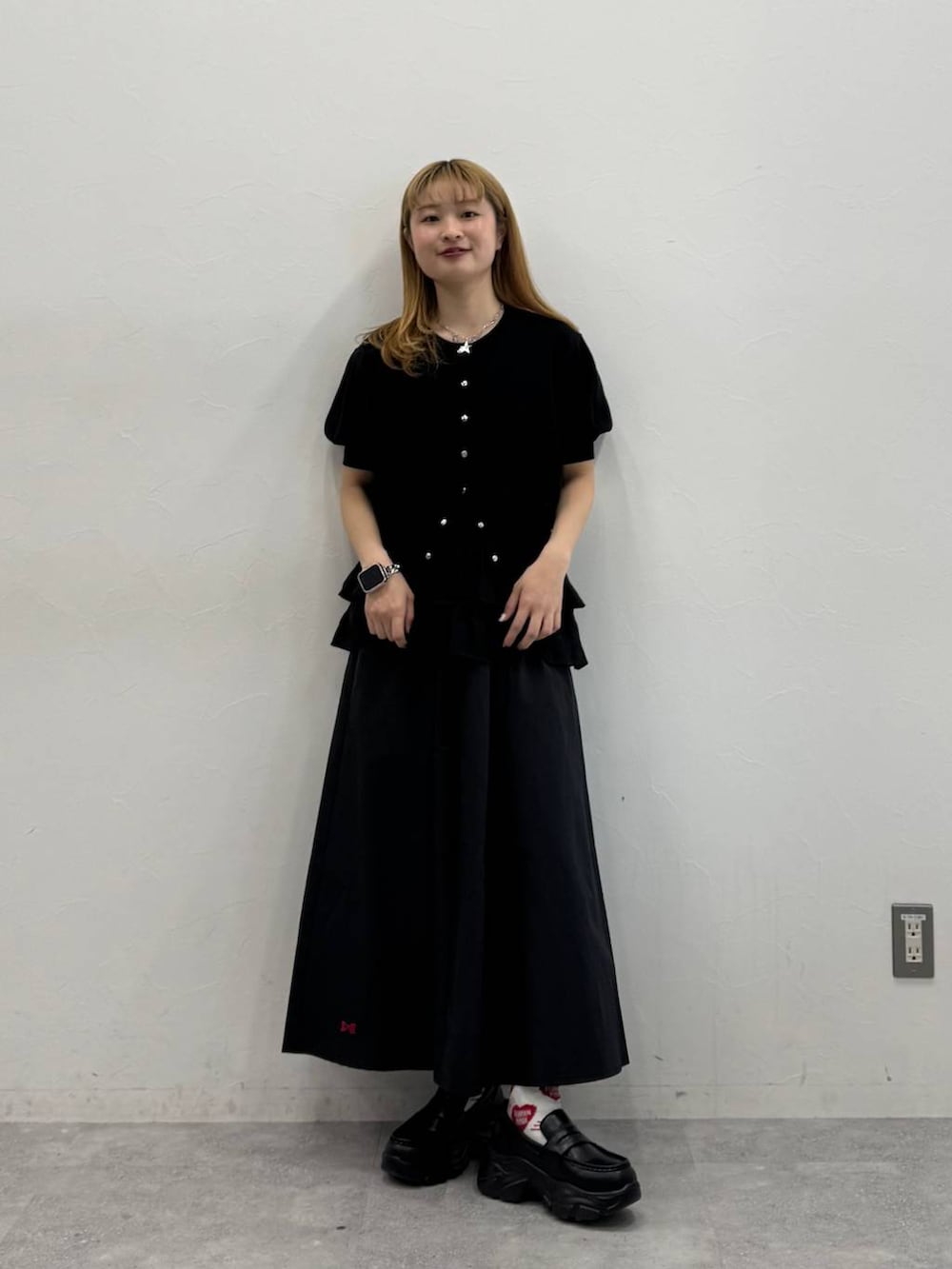 ブラック系のローファー、グレー系のタンクトップ、レッド系のカーディガン/ボレロを着用したレディースの春コーディネートの2枚目の写真
