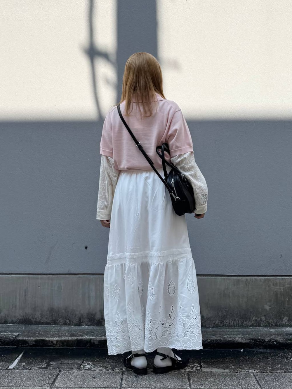 ブラック系のパンプス、ホワイト系のスカート、ホワイト系のシャツ/ブラウスを着用したレディースの春コーディネートの6枚目の写真