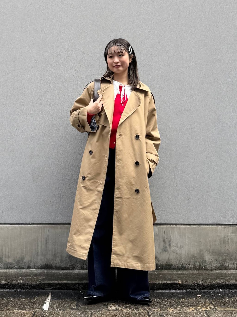 ブルー系のデニムパンツ、ホワイト系のシャツ/ブラウス、ブラック系のパンプスを着用したレディースの春コーディネートの5枚目の写真