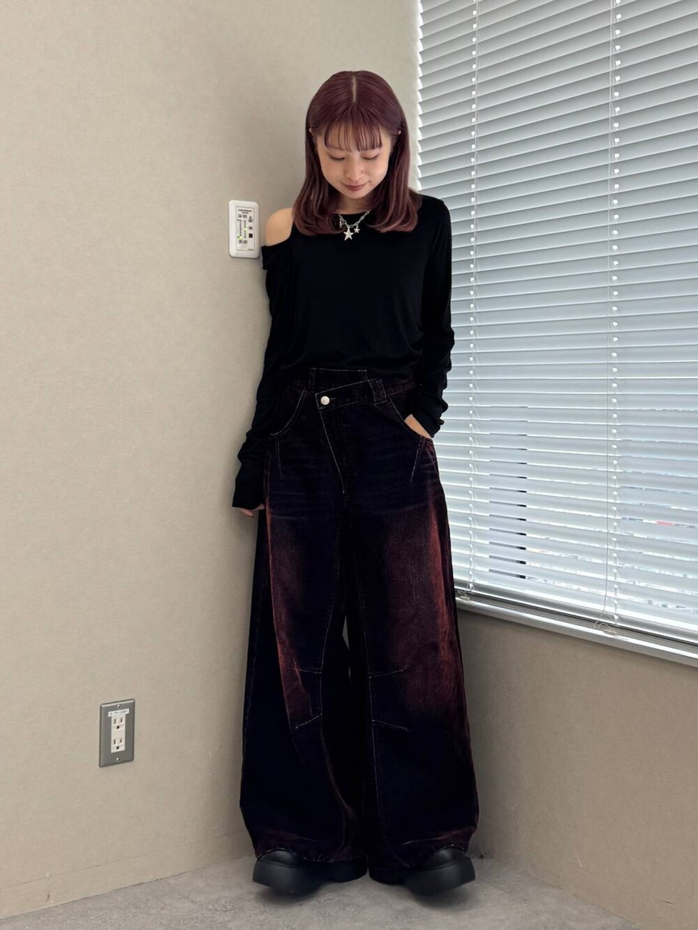 ブラック系のTシャツ/カットソー、レッド系のデニムパンツを着用したレディースの秋コーディネートの3枚目の写真