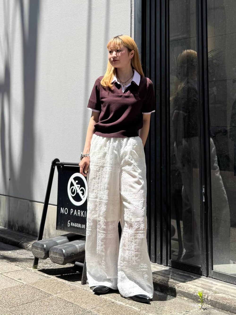 ブラック系のパンプス、ホワイト系のその他パンツ、ブラウン系のシャツ/ブラウスを着用したレディースの夏コーディネートの2枚目の写真
