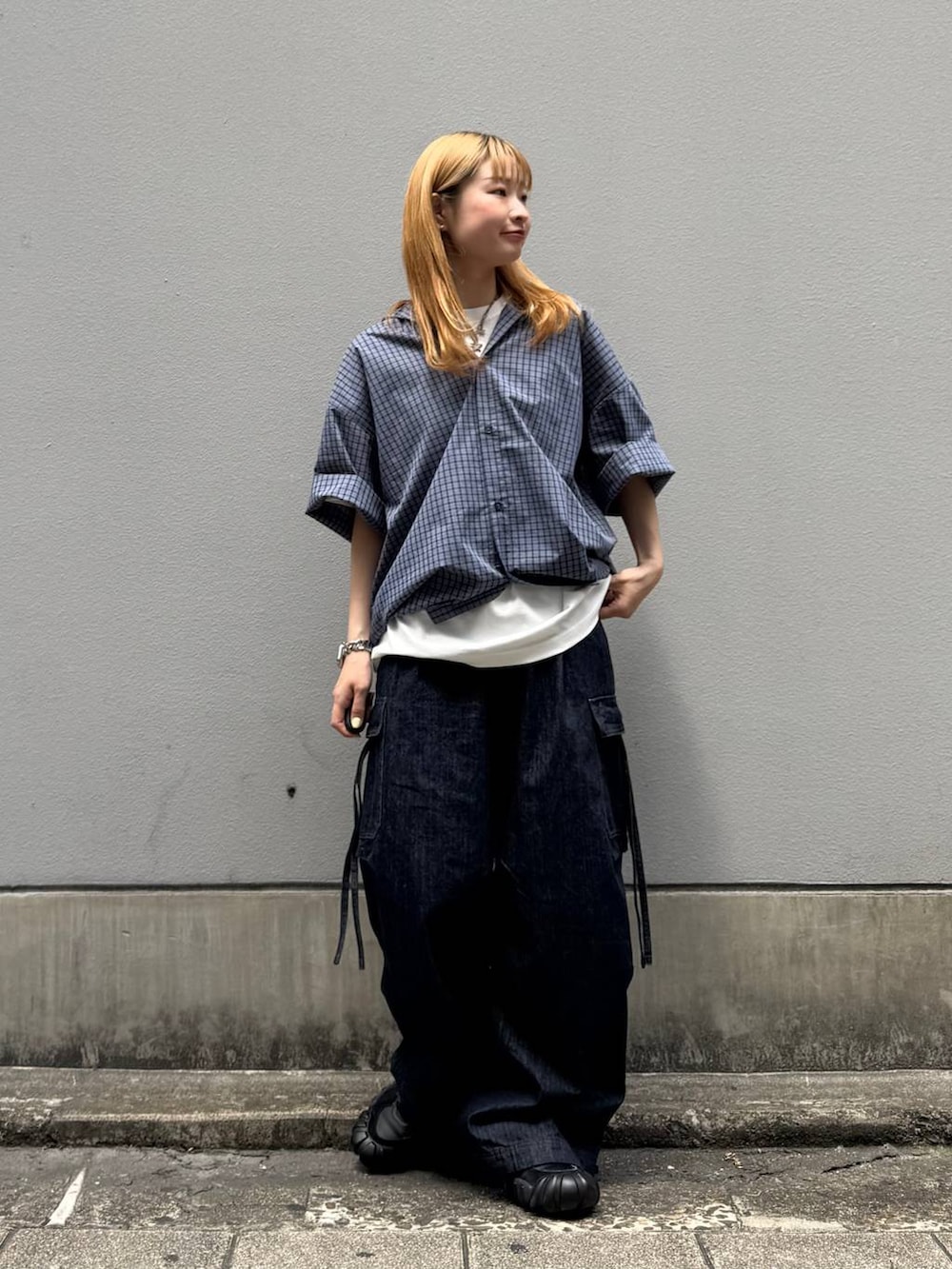 ホワイト系のTシャツ/カットソー、ブルー系のデニムパンツ、ブルー系のシャツ/ブラウスを着用したレディースの夏コーディネートの3枚目の写真