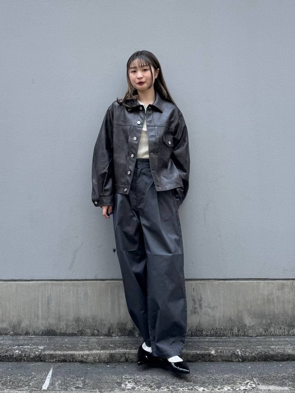 グレー系のチノパンツ、レッド系のパンプス、ブラウン系のブルゾンを着用したレディースの春コーディネートの4枚目の写真