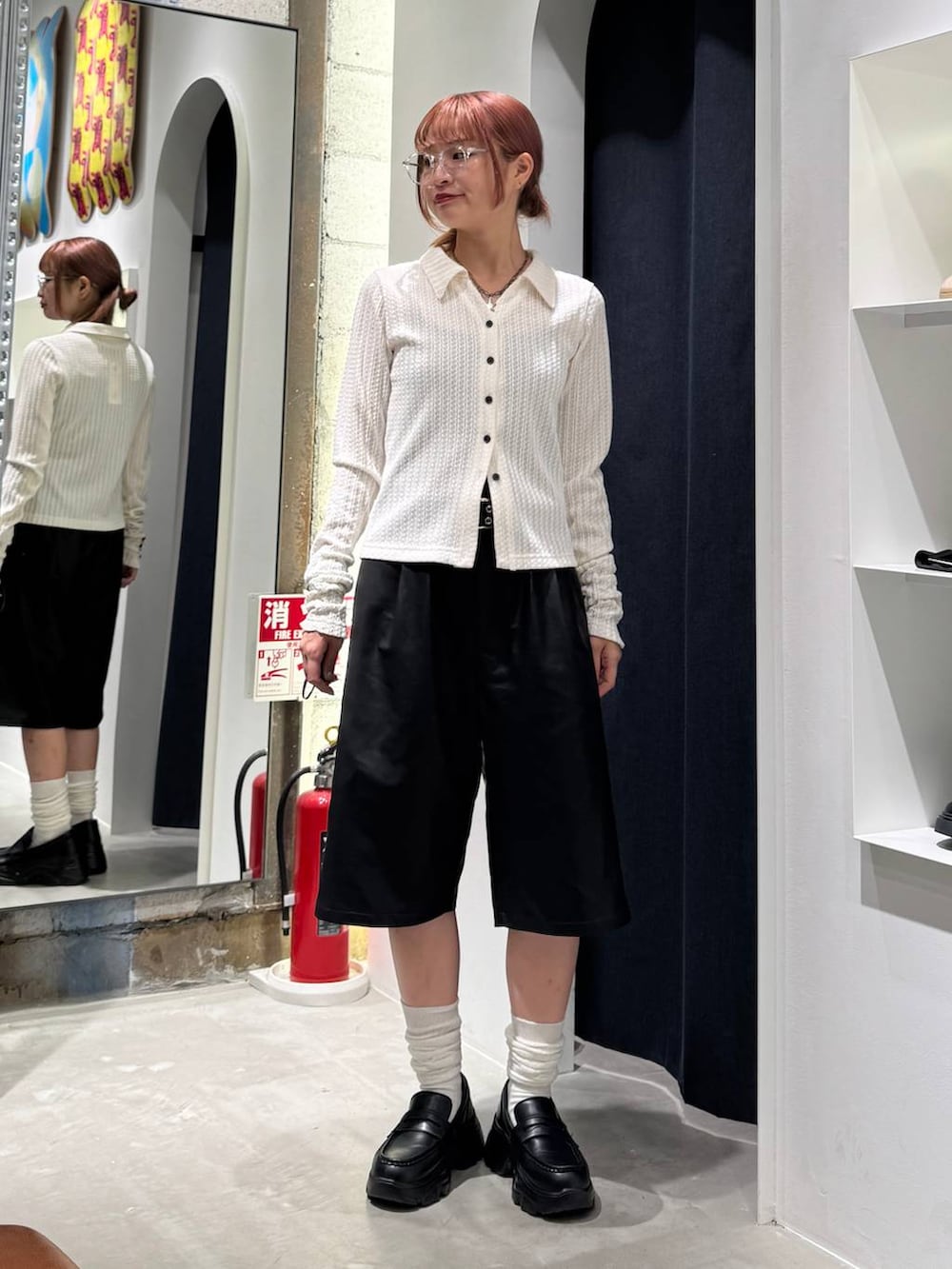 ブラック系のその他パンツ、ホワイト系のカーディガン/ボレロ、ホワイト系のソックス/靴下を着用したレディースの秋コーディネートの2枚目の写真
