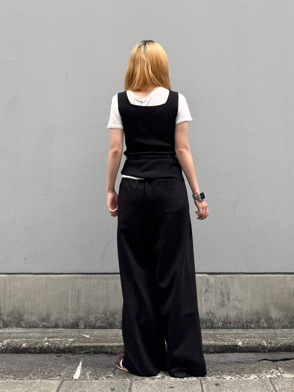 ブラック系のタンクトップ、ホワイト系のTシャツ/カットソー、ブラック系のスウェットパンツを着用したレディースの夏コーディネートの6枚目の写真