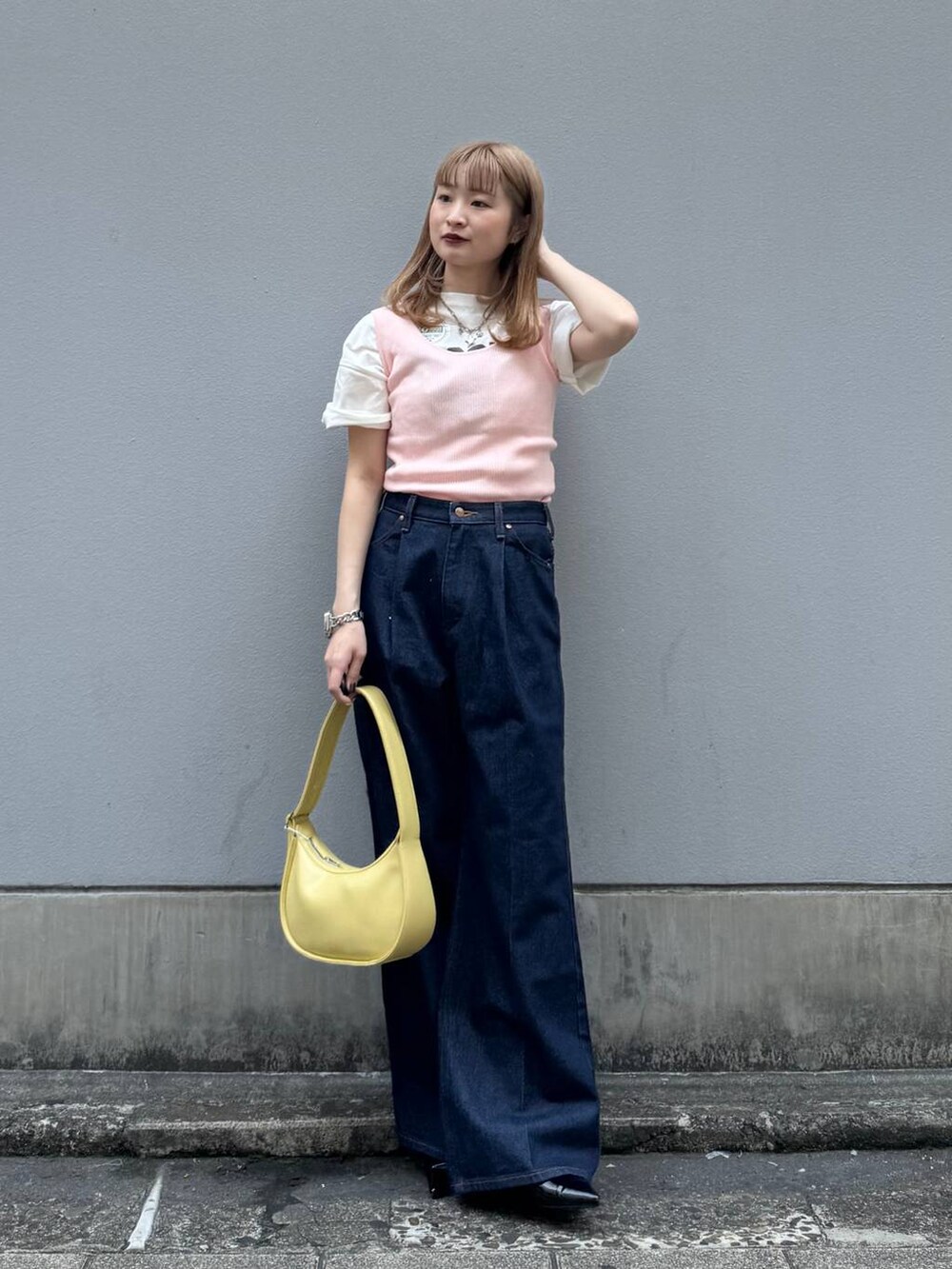 ブルー系のデニムパンツ、ホワイト系のTシャツ/カットソー、ブラック系のパンプスを着用したレディースの春コーディネートの6枚目の写真
