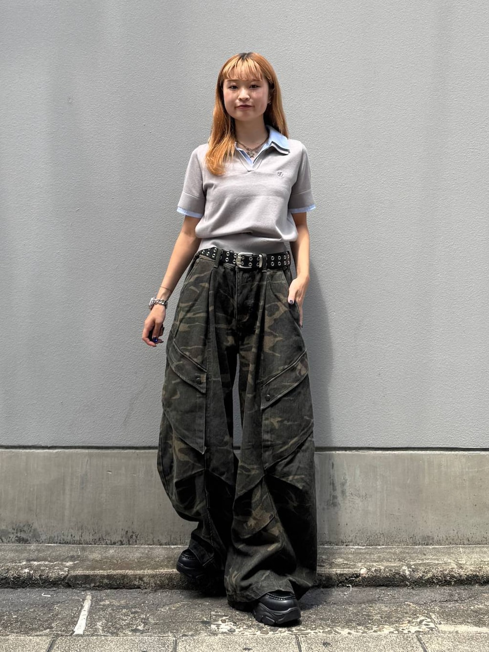 グレー系のシャツ/ブラウス、グリーン系のその他パンツ、ブラック系のベルトを着用したレディースの夏コーディネートの3枚目の写真