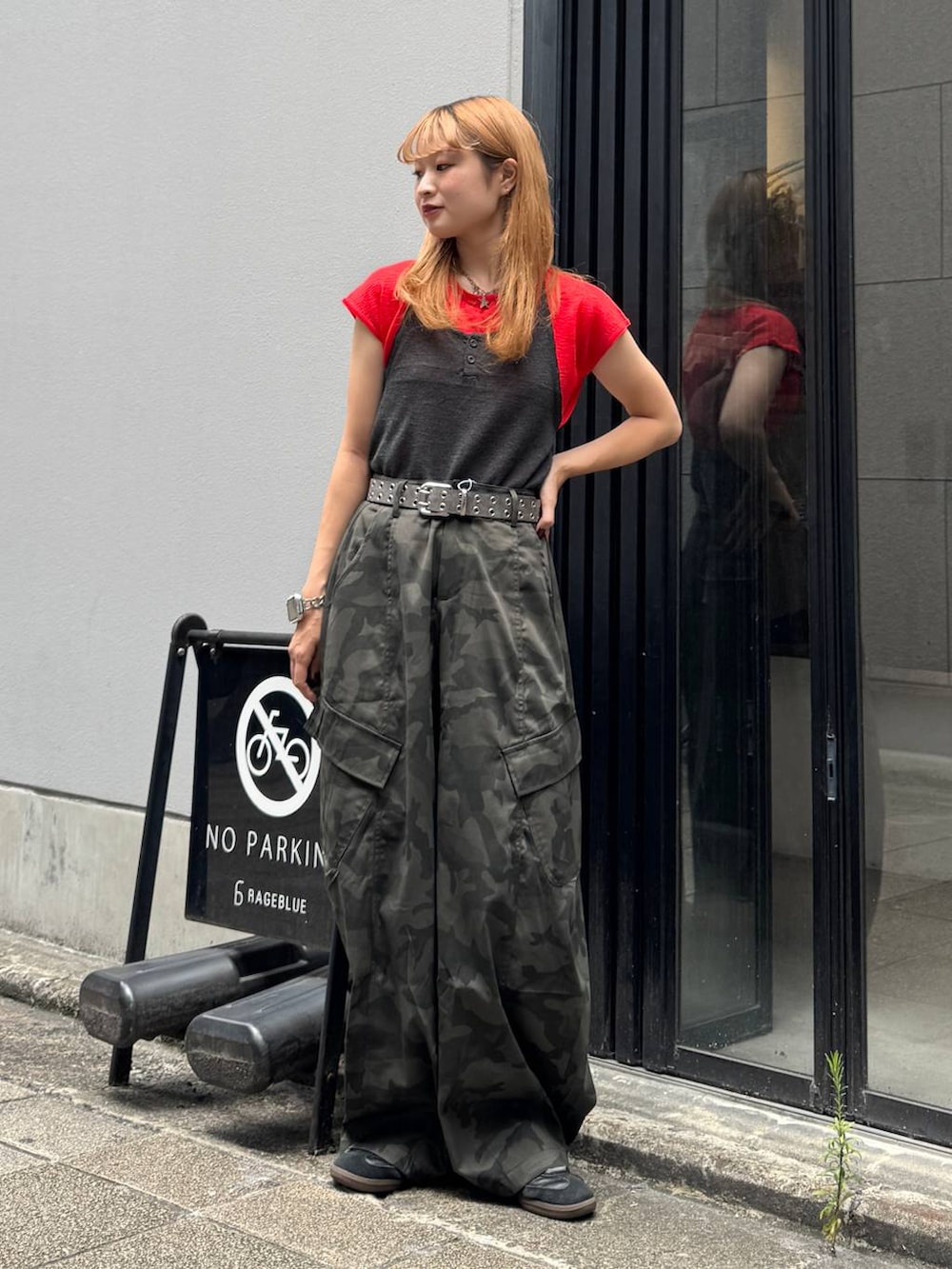 その他のカーゴパンツ、レッド系のTシャツ/カットソー、ブラック系のベルトを着用したレディースの夏コーディネートの2枚目の写真