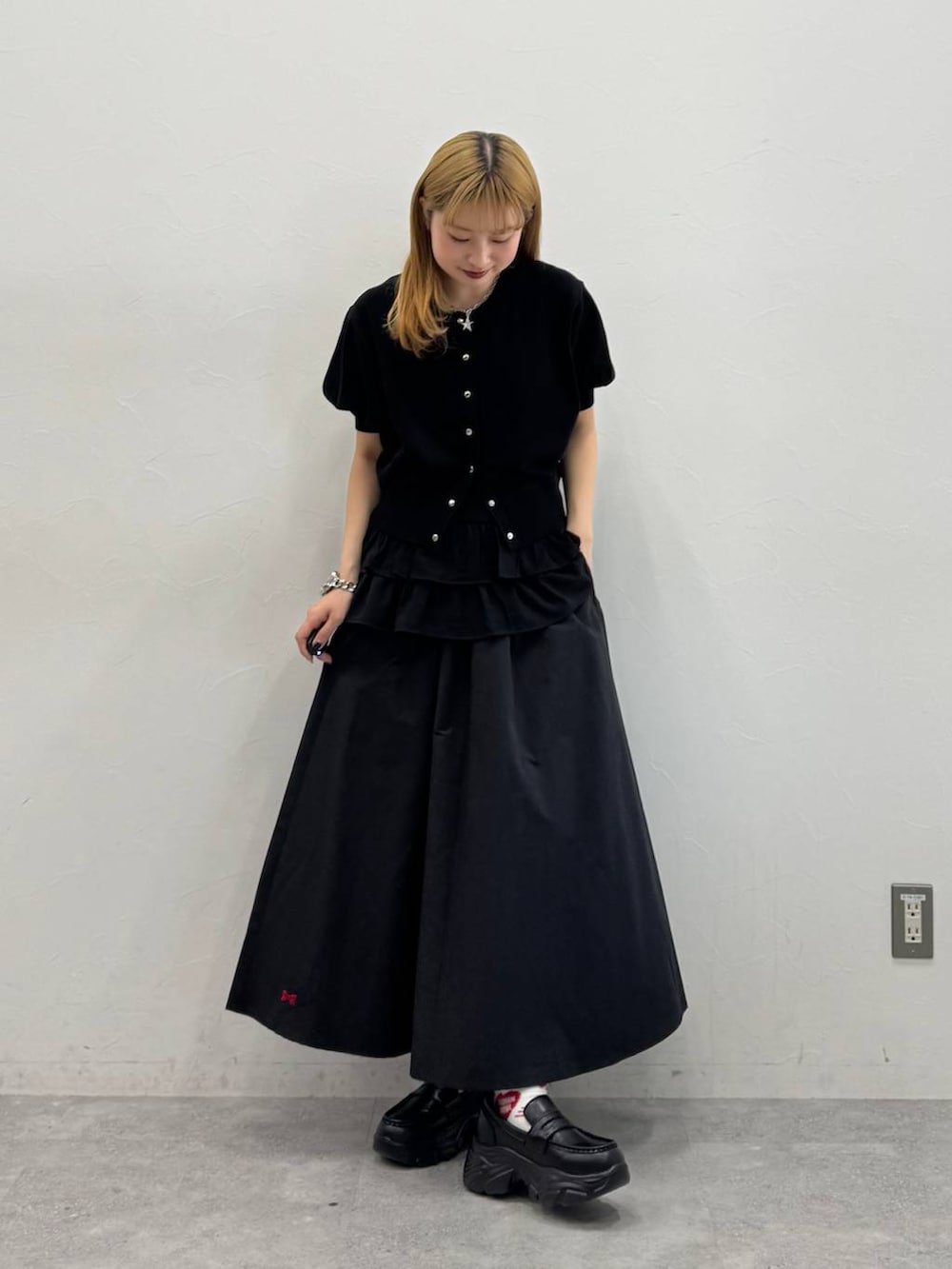 ブラック系のローファー、グレー系のタンクトップ、レッド系のカーディガン/ボレロを着用したレディースの春コーディネートの6枚目の写真