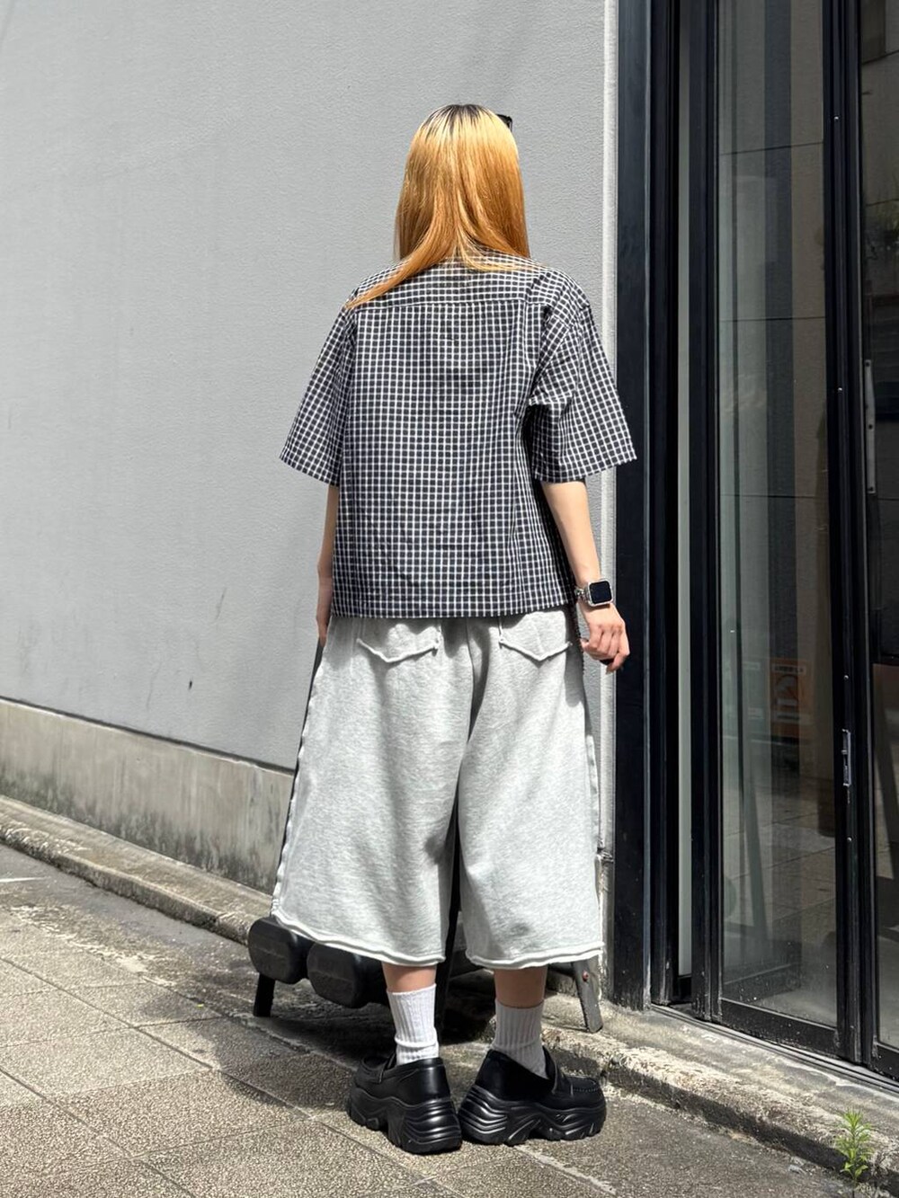 グレー系のスウェットパンツ、ブルー系のシャツ/ブラウス、ブラック系のサングラスを着用したレディースの夏コーディネートの6枚目の写真