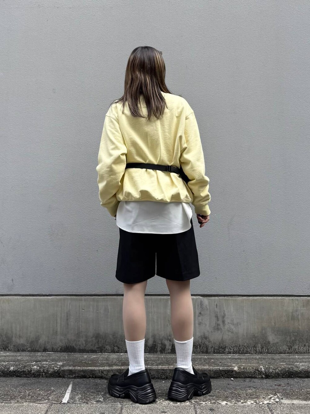 ホワイト系のシャツ/ブラウス、ブラック系のローファー、イエロー系のスウェットを着用したレディースの春コーディネートの6枚目の写真