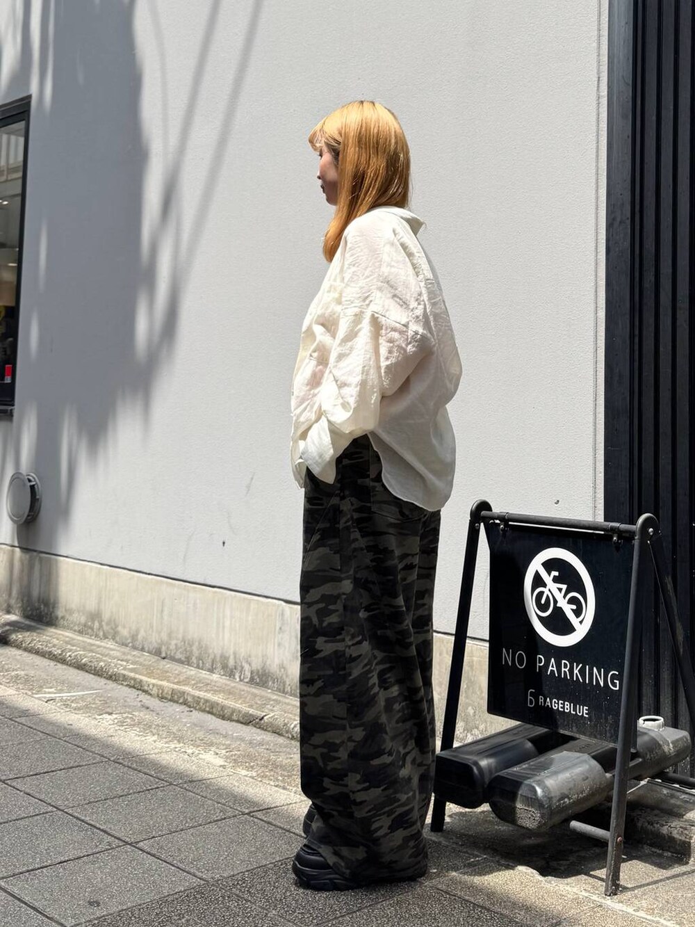 ブラック系のローファー、ホワイト系のTシャツ/カットソー、ホワイト系のシャツ/ブラウスを着用したレディースの夏コーディネートの5枚目の写真