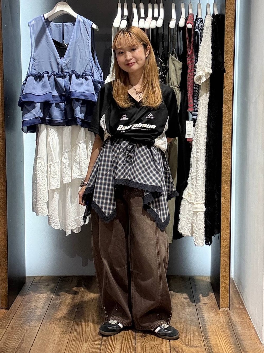 ブラック系のTシャツ/カットソー、ブラウン系のデニムパンツ、ブルー系のキャミソールを着用したレディースの夏コーディネートの3枚目の写真