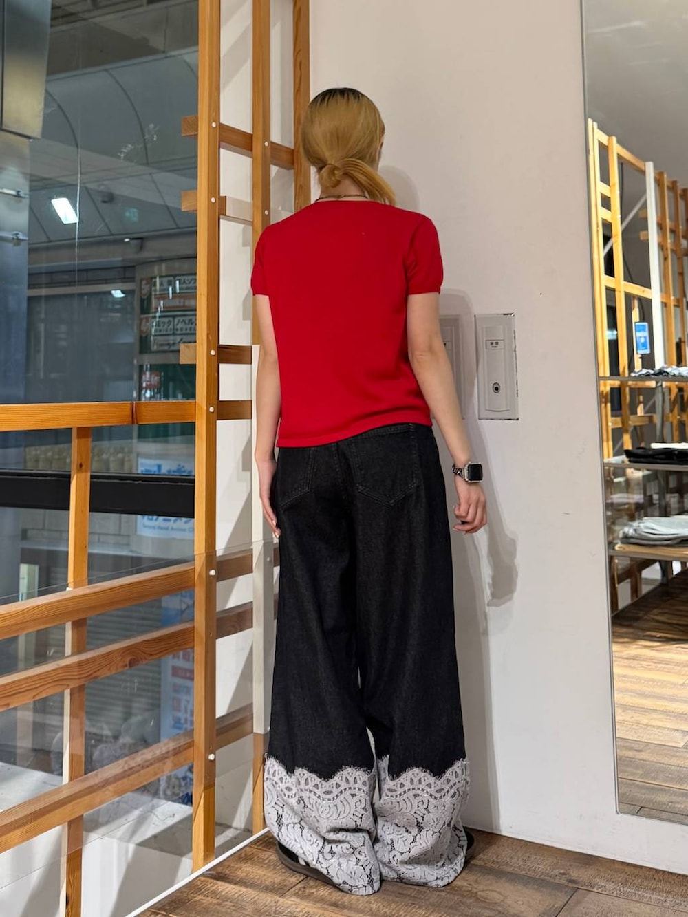ブラック系のデニムパンツ、レッド系のカーディガン/ボレロを着用したレディースの夏コーディネートの5枚目の写真