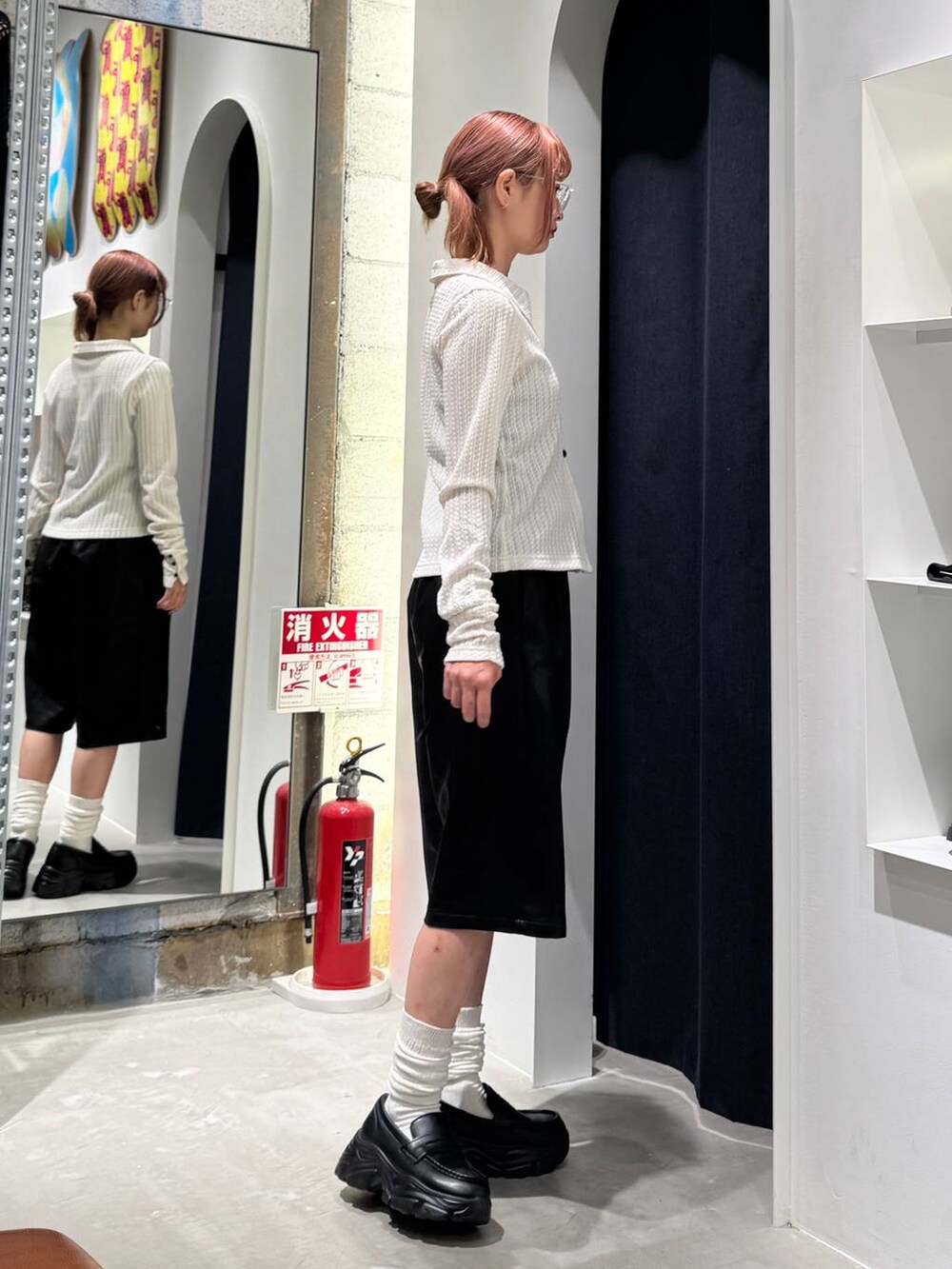 ブラック系のその他パンツ、ホワイト系のカーディガン/ボレロ、ホワイト系のソックス/靴下を着用したレディースの秋コーディネートの6枚目の写真