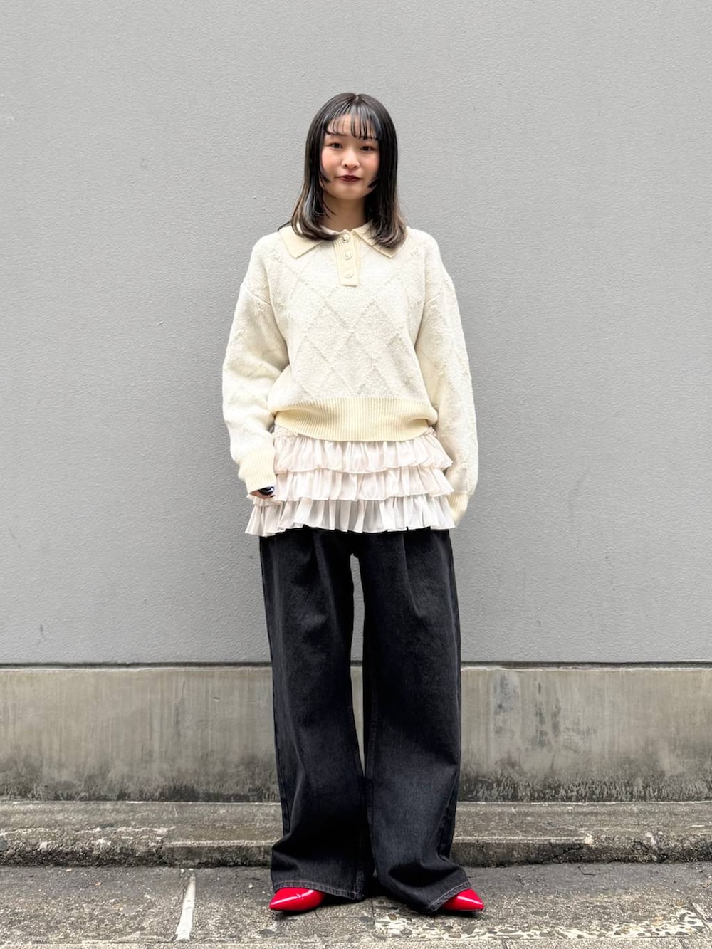 レッド系のパンプス、ブラック系のデニムパンツ、ホワイト系のTシャツ/カットソーを着用したレディースの春コーディネートの4枚目の写真