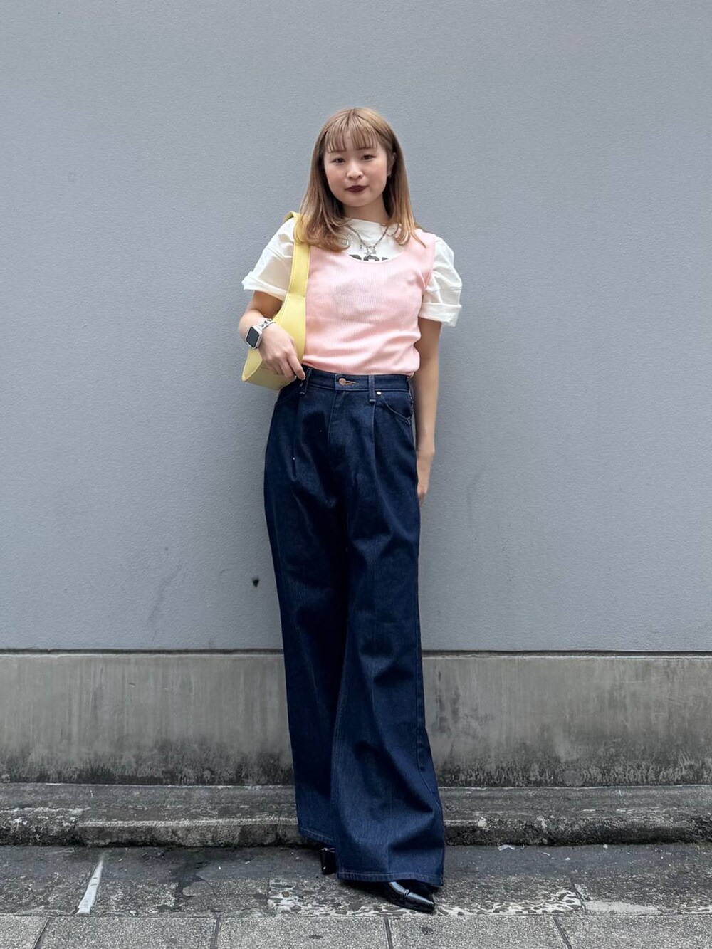 ブルー系のデニムパンツ、ホワイト系のTシャツ/カットソー、ブラック系のパンプスを着用したレディースの春コーディネートの2枚目の写真