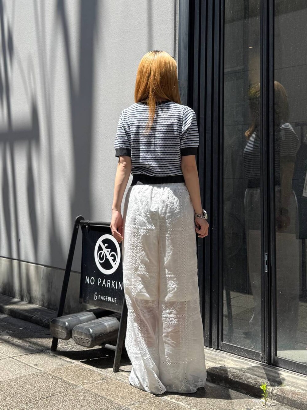 ブラック系のパンプス、グレー系のニット/セーター、ホワイト系のその他パンツを着用したレディースの夏コーディネートの6枚目の写真